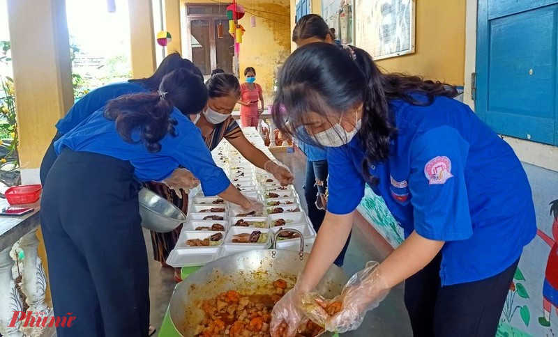 Để giúp đỡ các học sinh và cô giáo đang ở Khu cách ly, hàng ngày lực lượng thanh niên tình nguyện túc trực chuẩn bị thức ăn phục vụ cho cả cô và trò