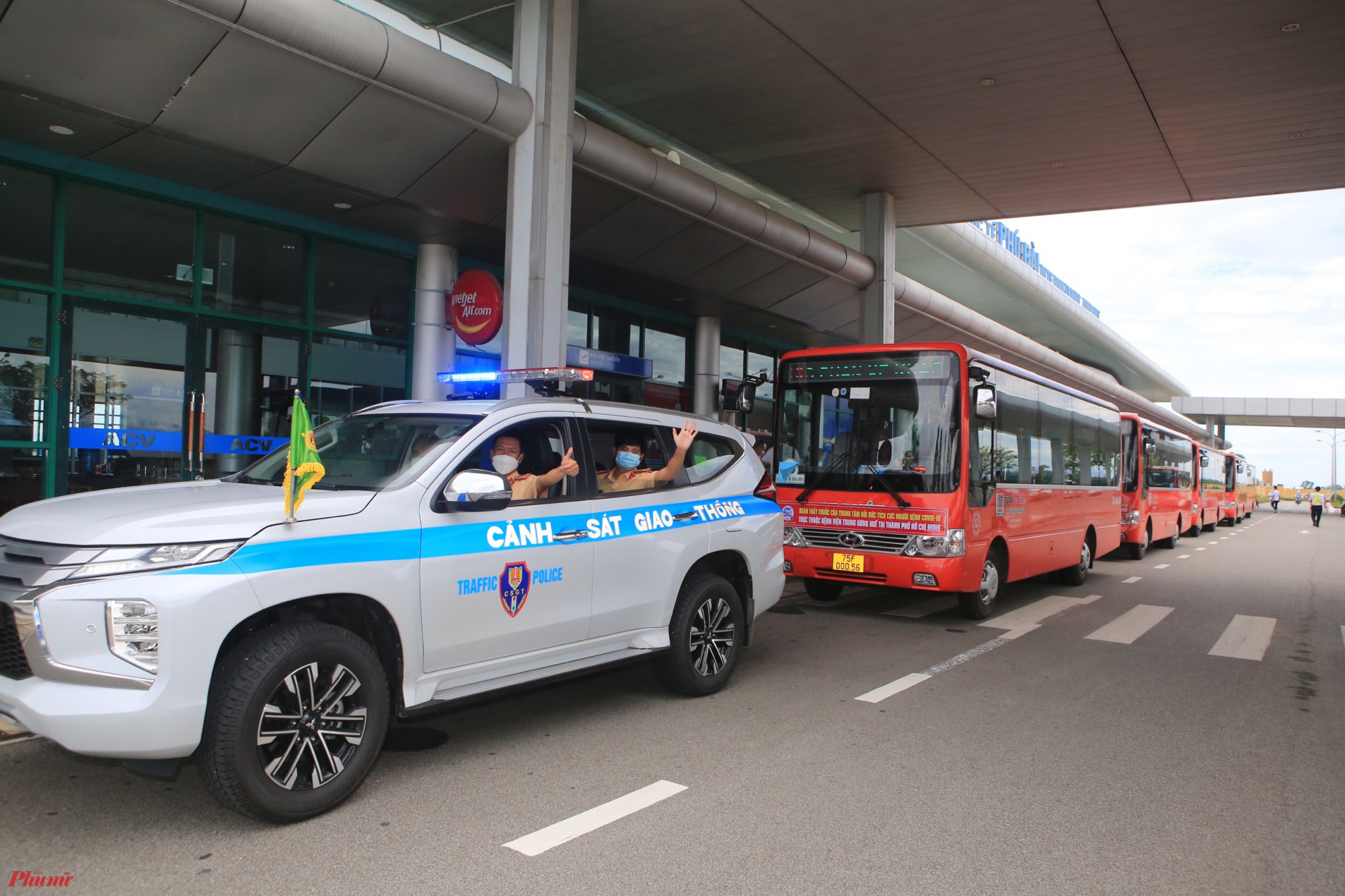 Đoàn xe đưa cán bộ Y tế về đến sân bay Phú Bài. Ảnh: Thượng Hiển