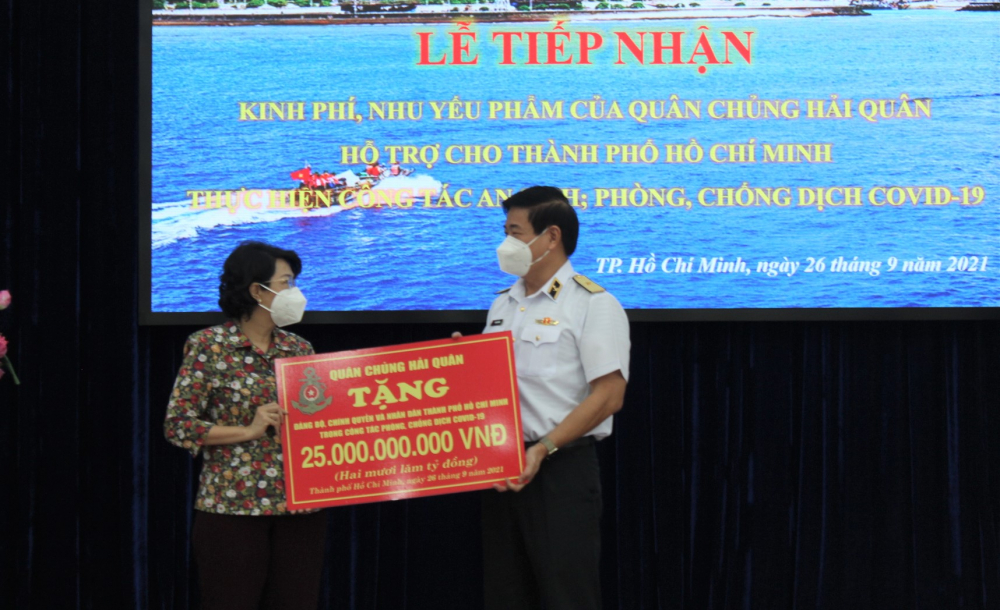 Chủ tịch Ủy ban MTTQ Việt Nam TPHCM tiếp nhân sự hỗ trợ của Bộ Tư lệnh Hải quân hỗ trợ 25 tỷ đồng cho công tác phòng, chống dịch COVID-19 của TPHCM