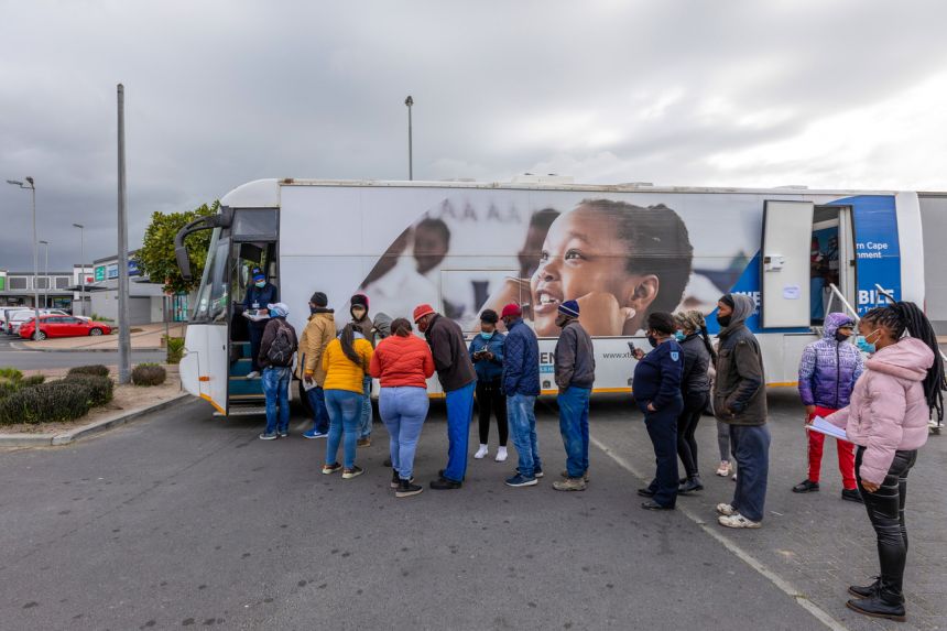 Người dân xếp hàng chờ tiêm vắc xin Covid-19 ở Cape Town, Nam Phi vào ngày 26 tháng 8 năm 2021.