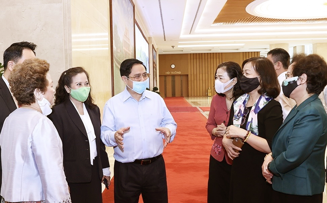 Thủ tướng Phạm Minh Chính trao đổi với một số đại biểu tại hội nghị bàn giải pháp hỗ trợ doanh nghiệp trong bối cảnh dịch COVID-19 sáng 26/9 - ẢNH: TTXVN