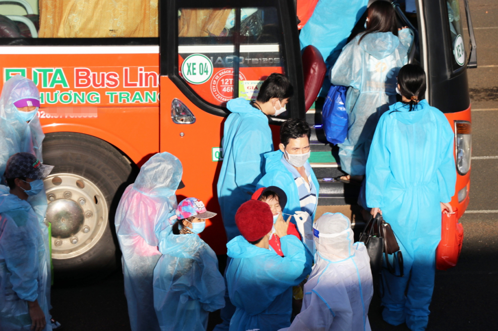 Các chuyến xe do tỉnh Phú Yên tổ chức đón người dân từ các tỉnh, thành phía Nam về quê  - ảnh: Mạnh Hoài Nam