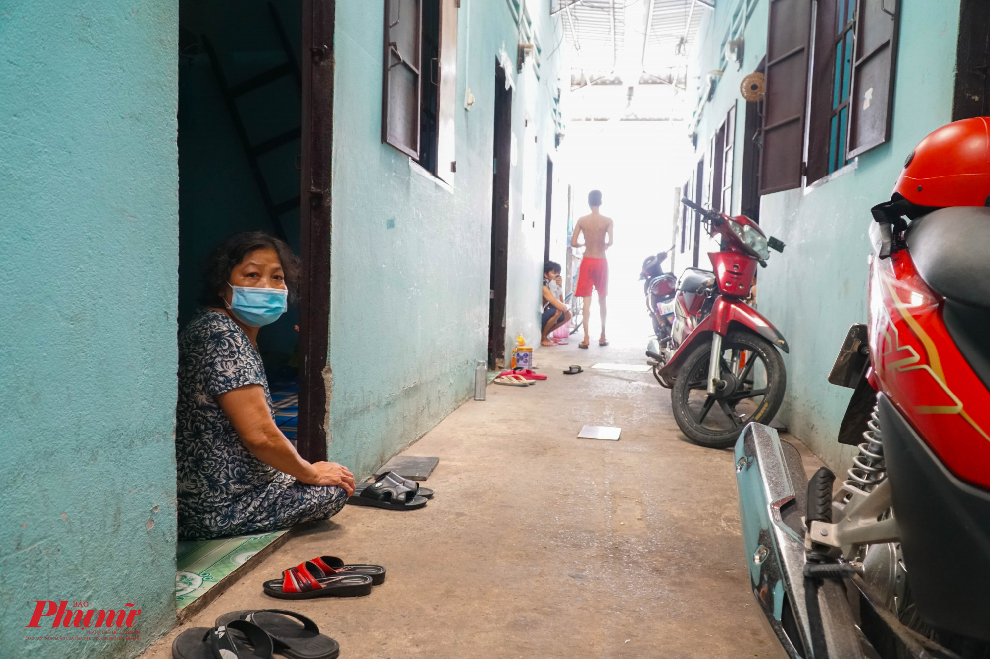 Cô Nguyễn Thị Hòa Xuân (54 tuổi, xã Bà Điểm, huyện Hóc Môn) đang lo lắng cho cuộc sống của các thành viên trong nhà trong những ngày kế tiếp