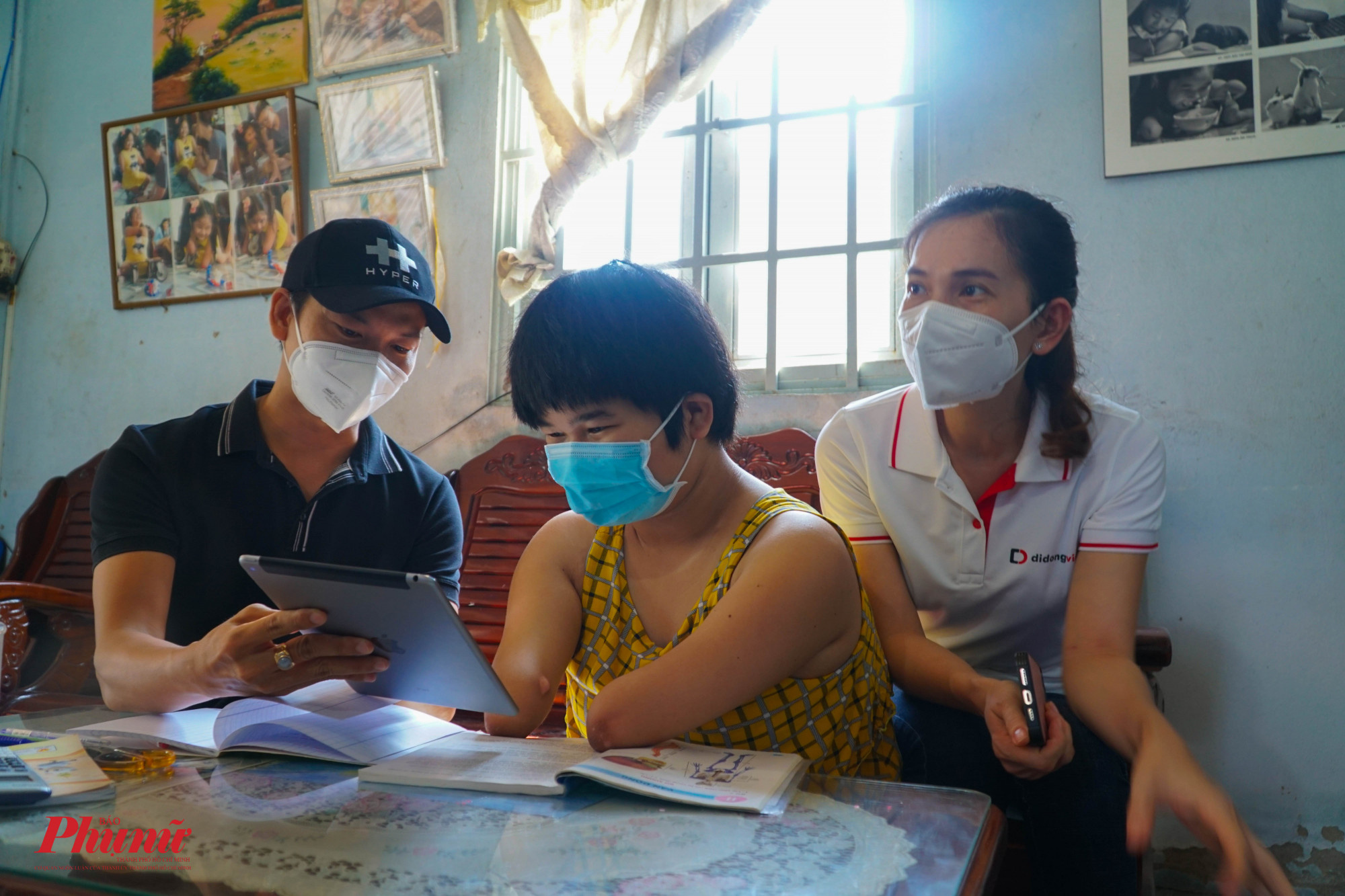 Anh Nguyễn Ngọc Đạt - Giám đốc công ty TNHH Di Động Việt tặng máy tính bảng cho bé Hoài Thương