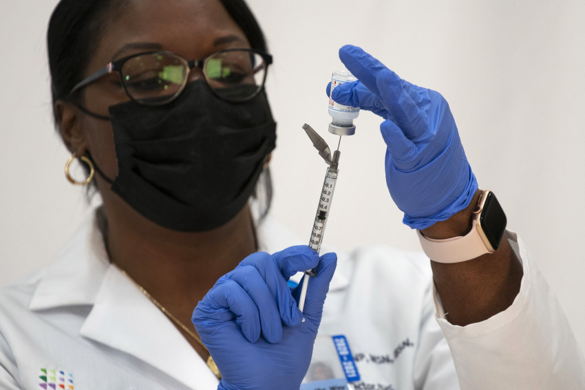 Nhân viên y tế chuẩn bị vắc xin Moderna tiêm phòng cho người dân tại New York.