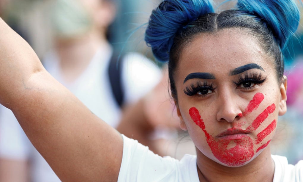 Một cô gái với hình vẽ biểu thị sự phản đối nạn “femicides” và báo động tỷ lệ phụ nữ bị sát hại hoặc mất tích ngày càng tăng cao. Ảnh: Reuters