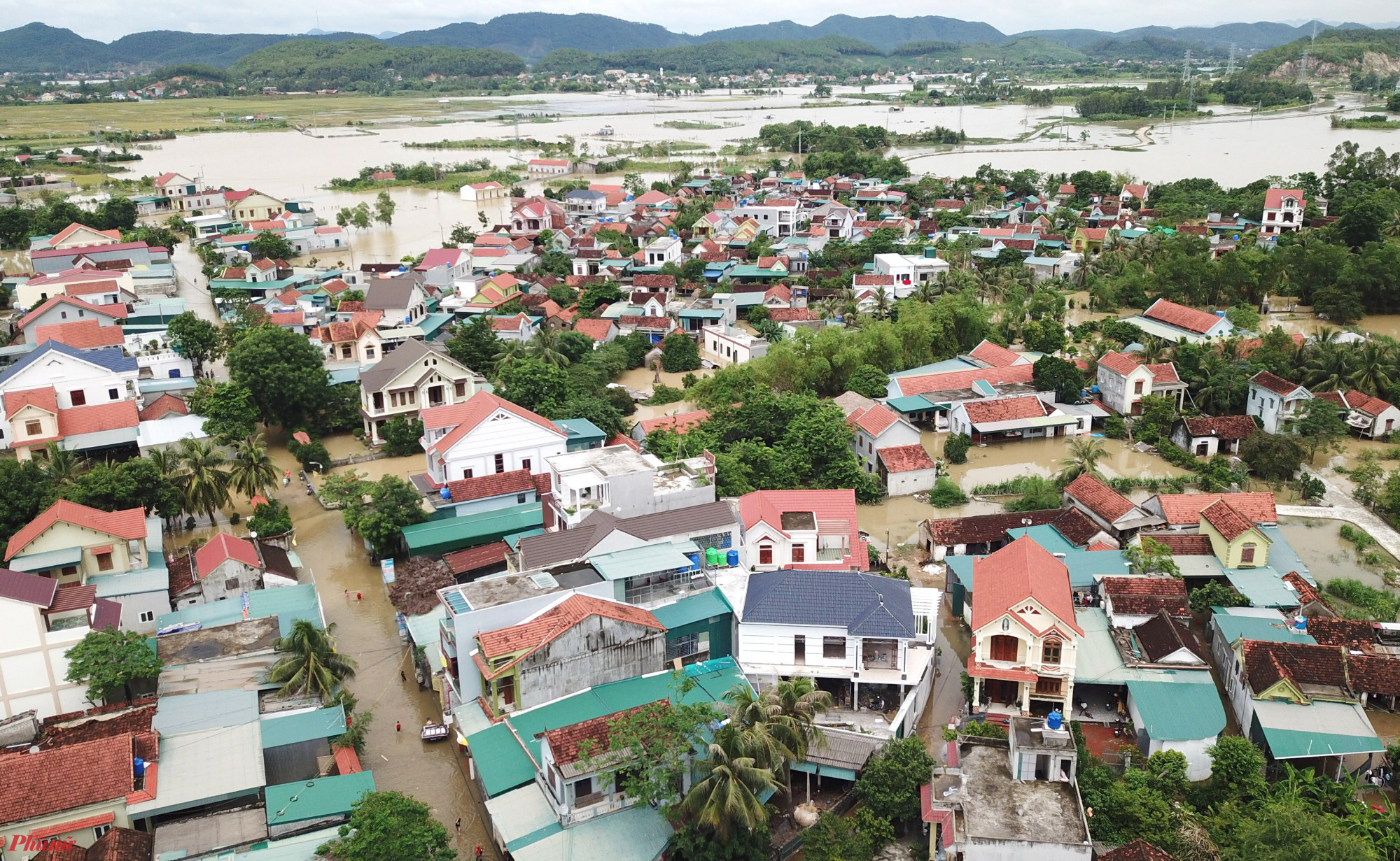 Toàn huyện Quỳnh Lưu vẫn còn trên 3.000 hộ dân bị ngập nước