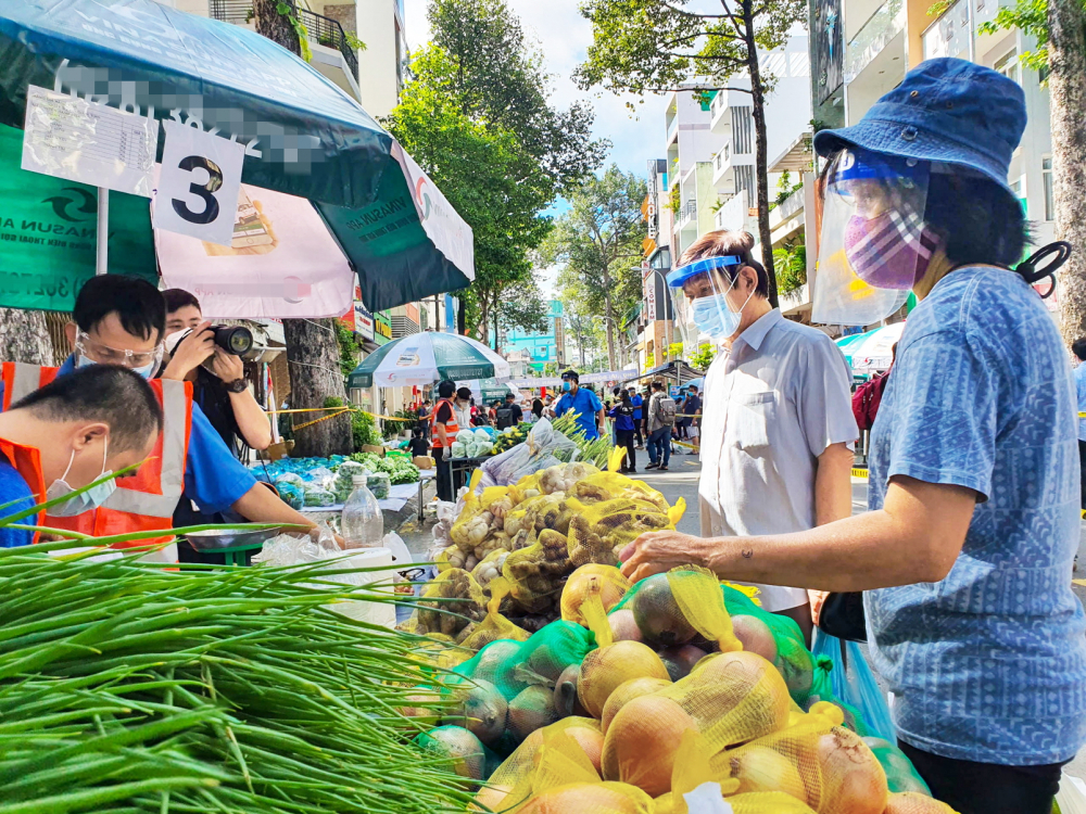 Người dân quận 5 trực tiếp đi chợ tại khu chợ dã chiến sau nhiều tuần ở yên trong nhà