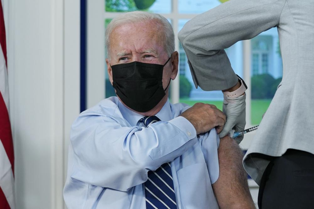 Tổng thống Joe Biden tiêm mũi vắc xin tăng cường tại một sự kiện ở Khán phòng Tòa án phía Nam trong khuôn viên Nhà Trắng hôm 27/9 - Ảnh: AP