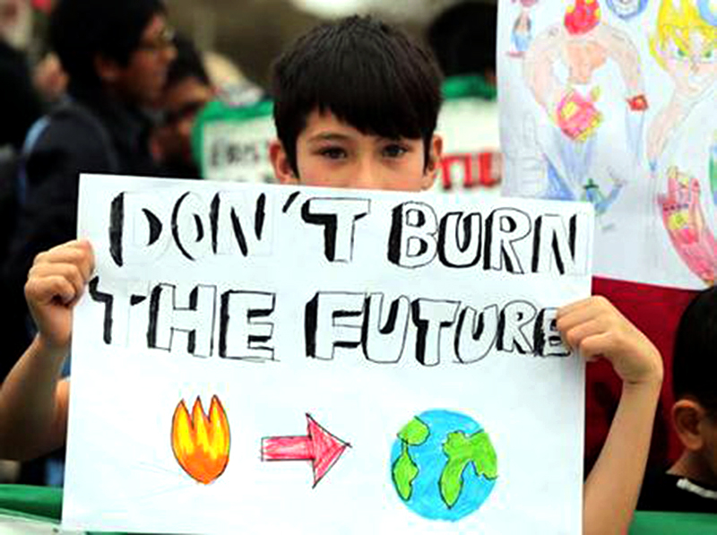 Trẻ em tham gia tuần hành khí hậu ở Lima, Peru, năm 2019 - Ảnh: Reuters