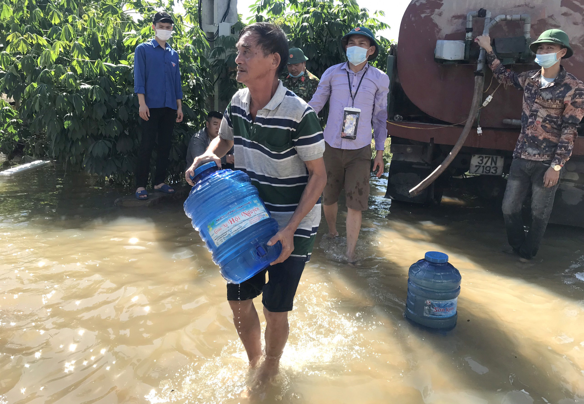 Trước tình hình đó, lực lượng chức năng đã dùng các xe bồn chở nước sạch vào các vùng ngập để hỗ trợ người dân có nước sinh hoạt. Những nơi vẫn còn ngập sâu, nước sạch sẽ được đóng trong các can nhựa 20l rồi vận chuyển vào.