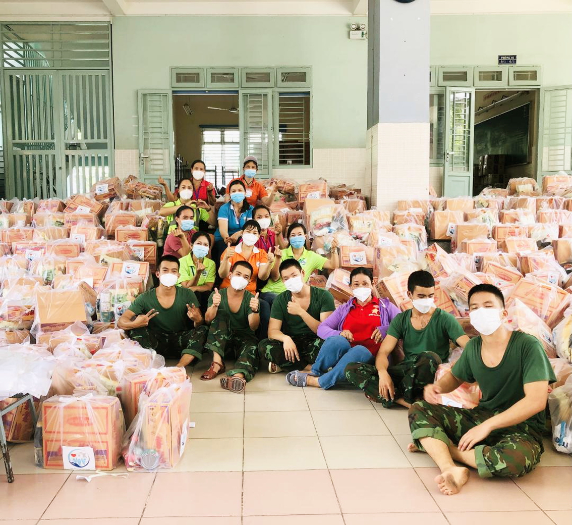 Hội LHPN Q.Tân Phú chuẩn bị các túi an sinh gửi đến người dân