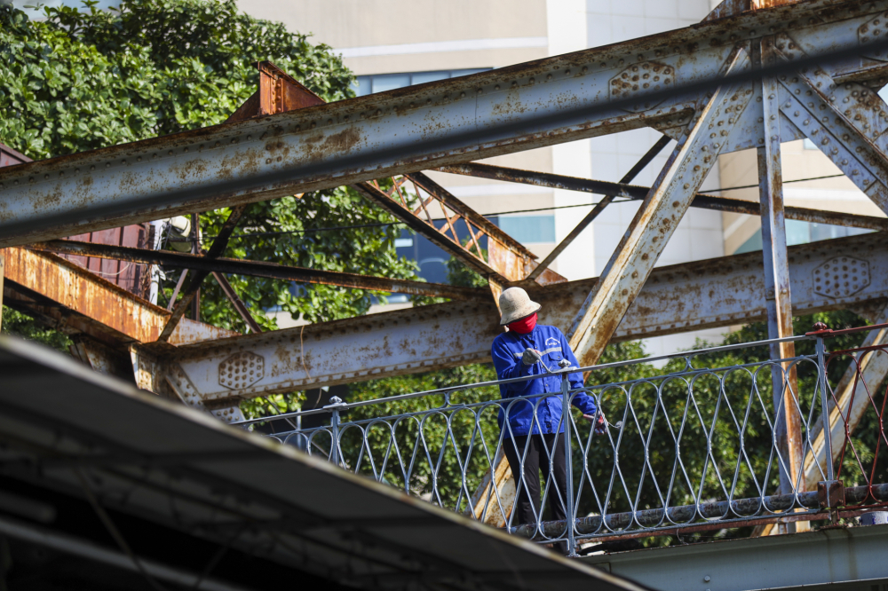 Để bảo vệ cầu Long Biên, từ ngày 18/9, Công ty CP Đường sắt Hà Hải (Tổng công ty Đường sắt Việt Nam - VNR) đã huy động các công nhân tiến hành sơn mới lại thành cầu.