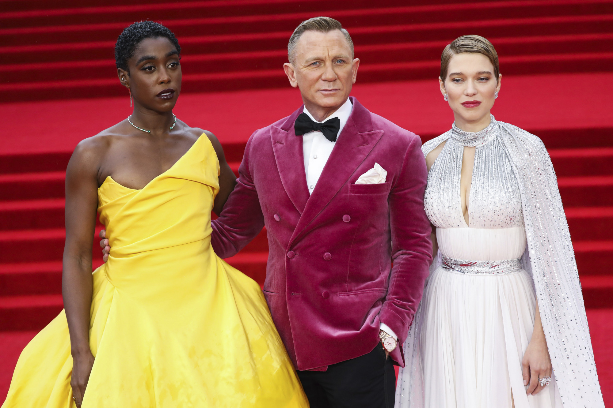 Diễn viên Lashana Lynch, Daniel Craig và Lea Seydoux trên thảm đỏ buổi ra mắt phim.