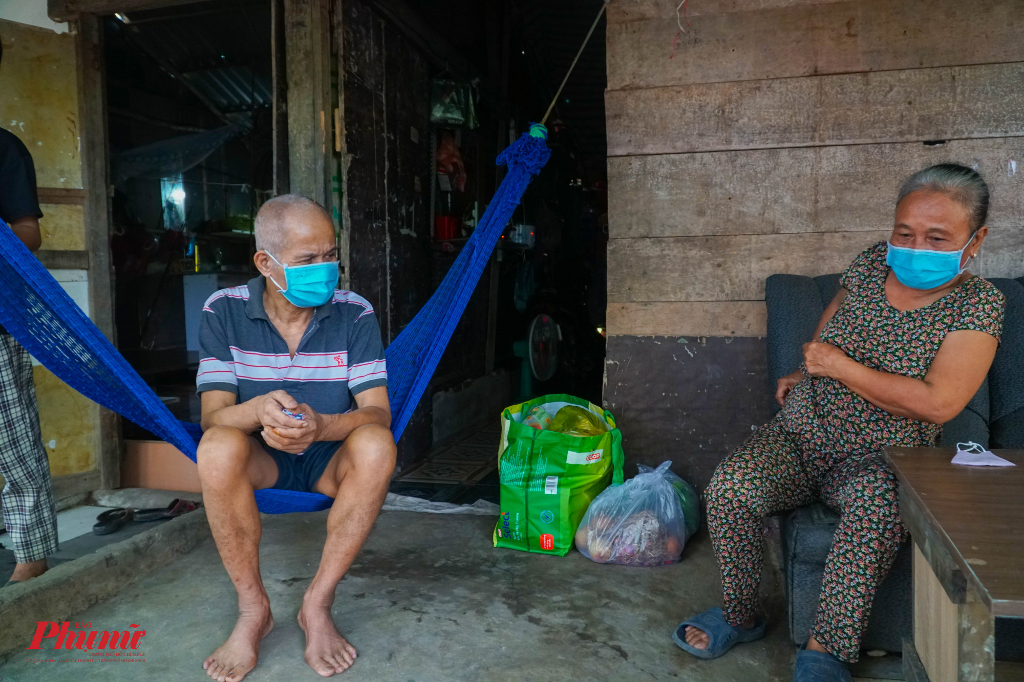 Với phần quà vừa nhận, gia đình bà La cho biết sẽ ăn rất lâu mới hết được