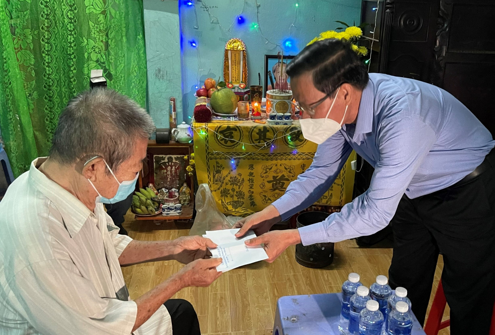 Chủ tịch UBND TPHCM Phan Văn Mãi tặng quà chúc thọ cho ông 
