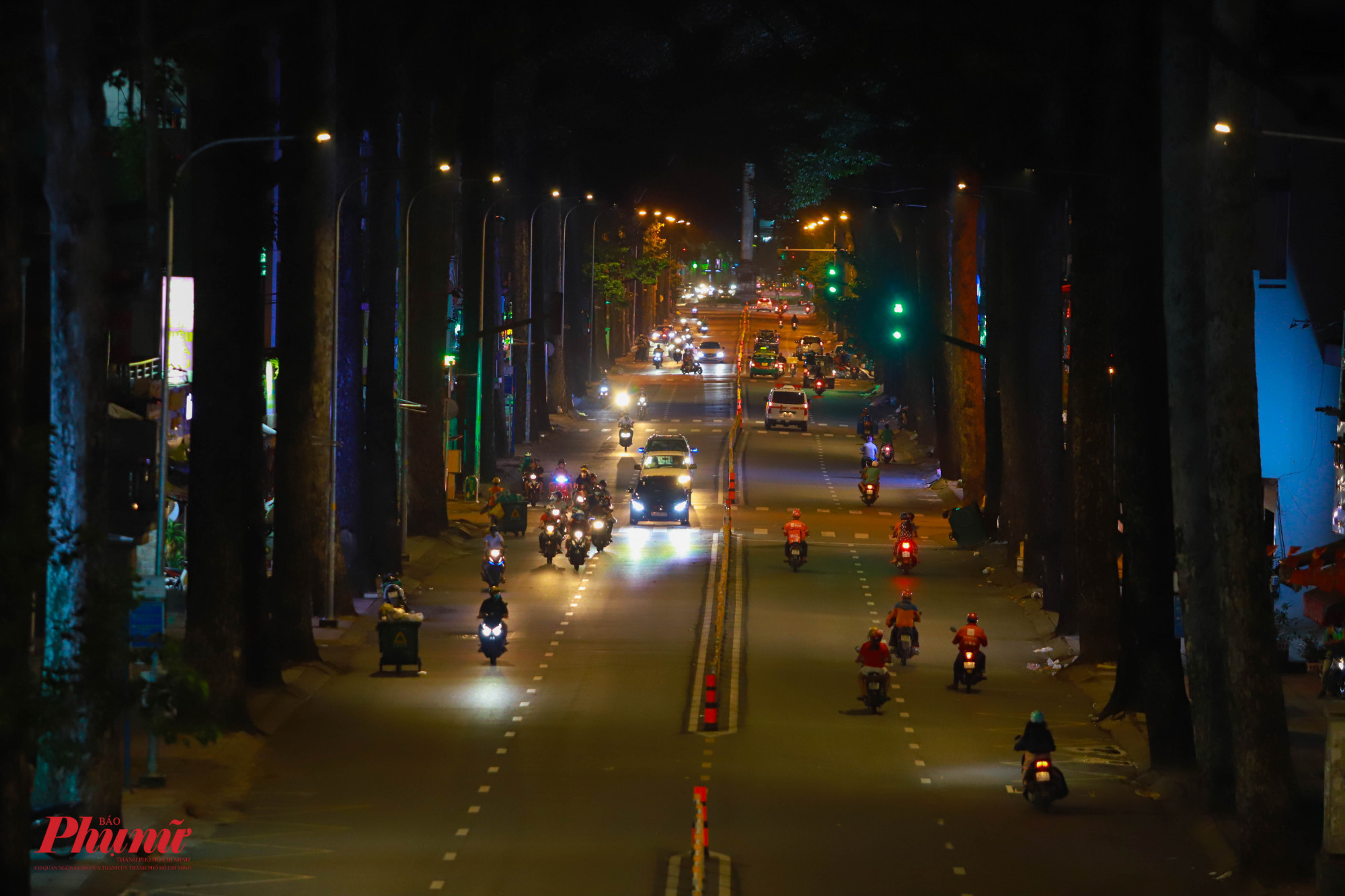 Gần 19g, đường Nguyễn Tri Phương vẫn còn đông phương tiện lưu thông