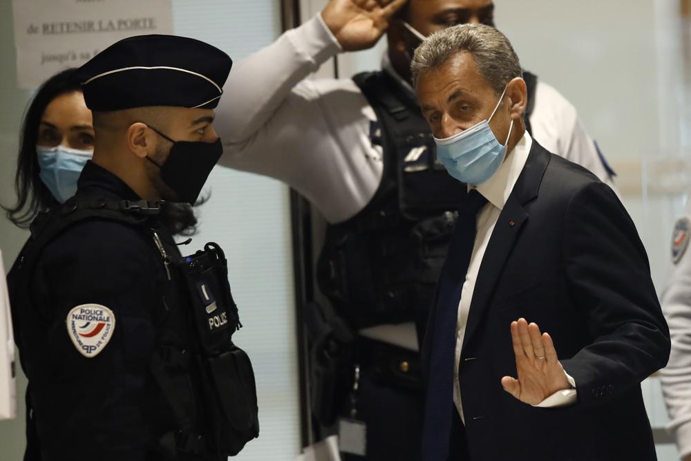 Cựu Tổng thống Pháp Nicolas Sarkozy (giữa) đến một phiên điều trần về vụ Bygmalion, ở Paris vào tháng Sáu.