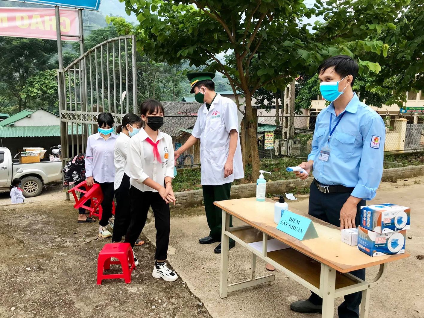 Học sinh các huyện miền núi tỉnh Nghệ An trở lại trường học trực tiếp - ẢNH: PHAN NGỌC