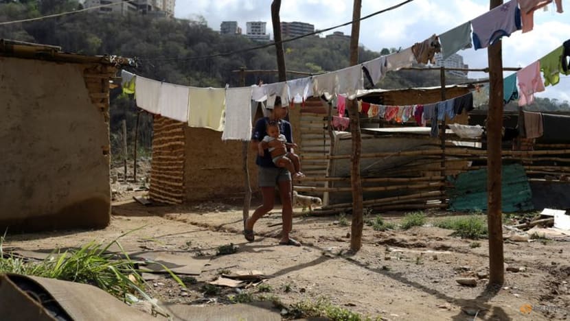 một khu đất trống nơi các gia đình đang định cư vì họ không đủ khả năng trả tiền thuê nhà nữa, ở đô thị Sucre, gần Caracas