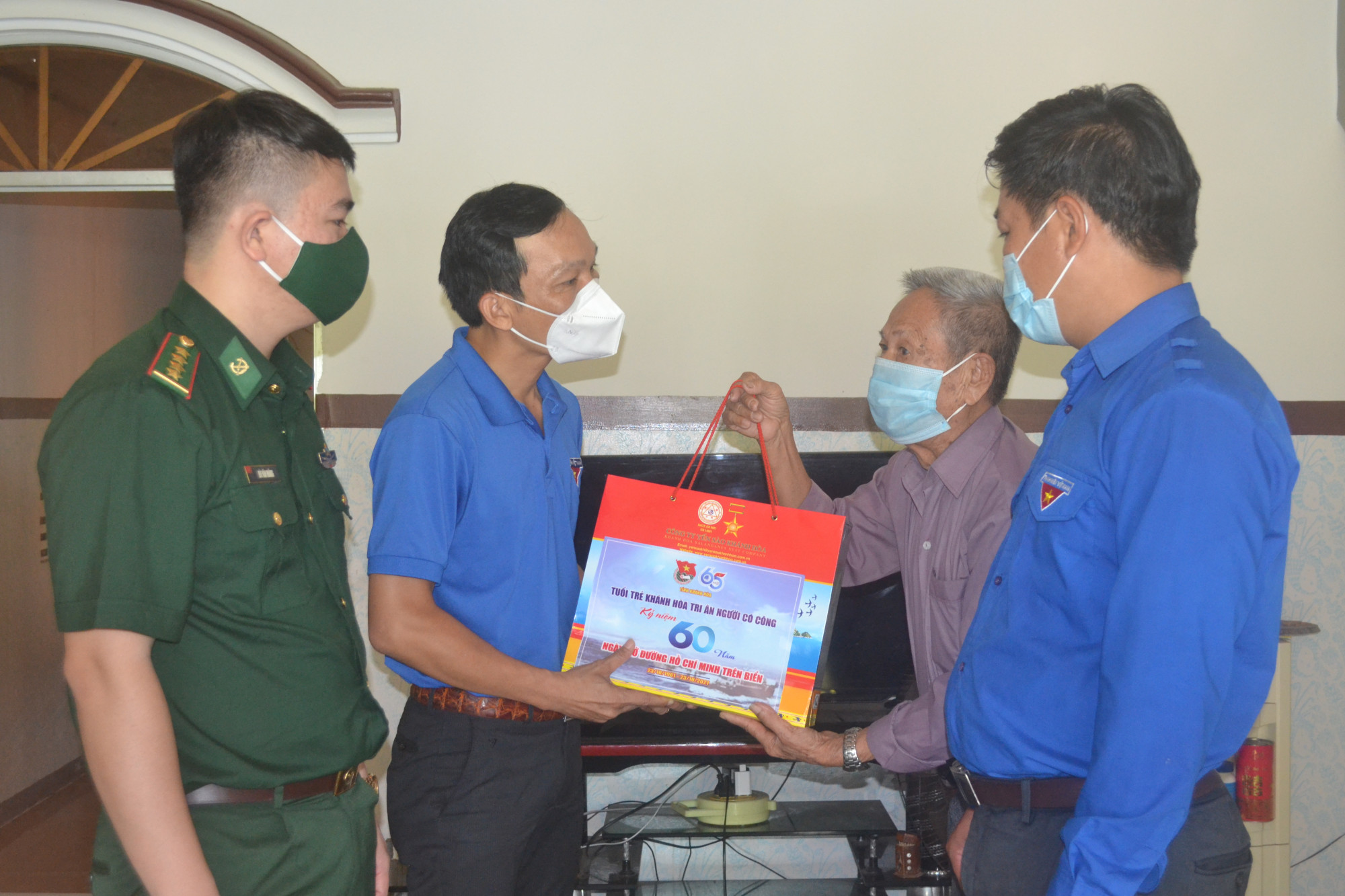 Đại diện Tỉnh đoàn Khánh Hòa trao quà tri ân cho ông Hà Duy Y, người có công hỗ trợ tàu C235