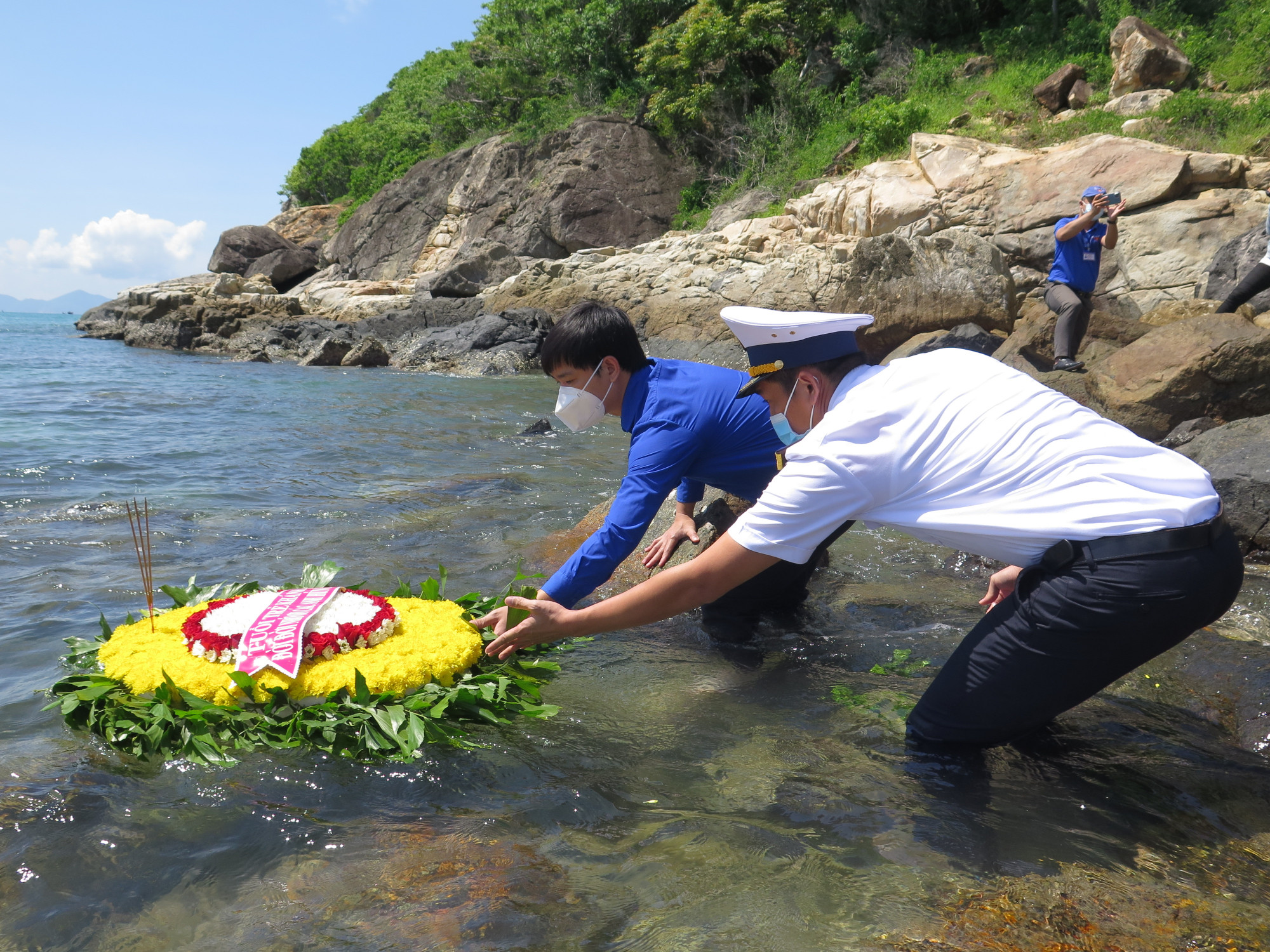 Thả hoa trên biển tri ân các anh hùng liệt sĩ tàu C235 và các anh hùng, liệt sĩ hải quân nhân dân Việt Nam đã hi sinh vì sự nghiệp giải phóng dân tộc, thống nhất đất nước.