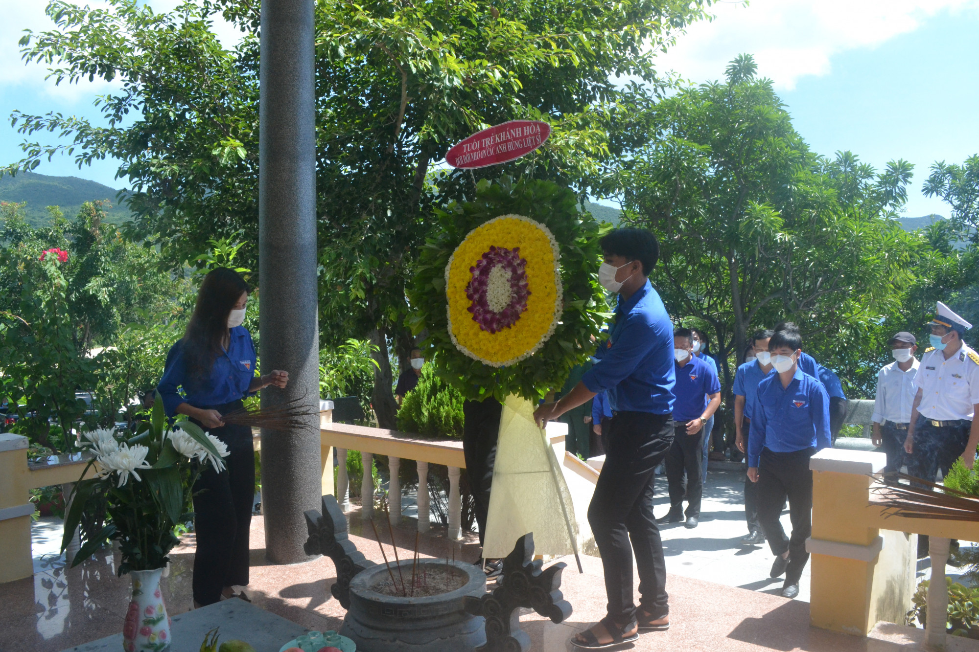 Các đoàn viên, thanh niên dâng hoa tại Khu lưu niệm di tích lịch sử tàu C235