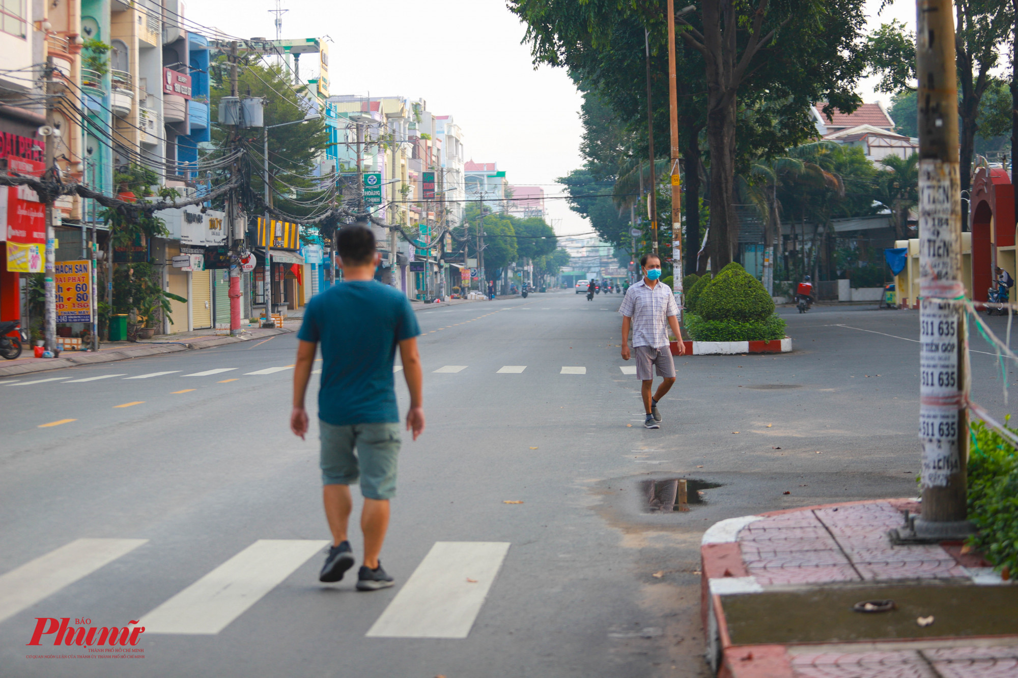 Trước công viên Bình Phú (Quận 6), người dân đã ra đường tập thể dục sáng nay, tuy nhiên, công viên vẫn chưa mở cửa hoạt động trở lại