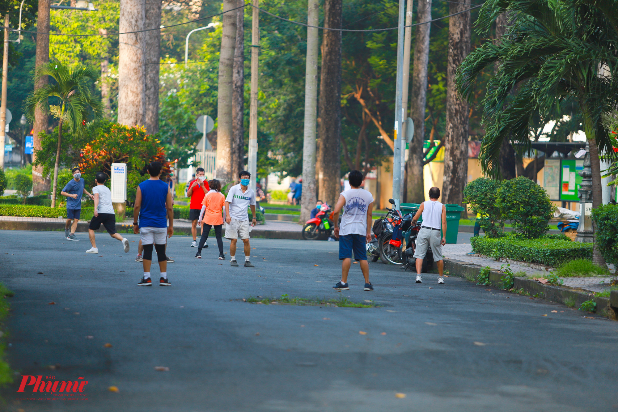 Các nhóm đá cầu tại công viên vẫn đảm bảo tốt khoảng cách khi chơi