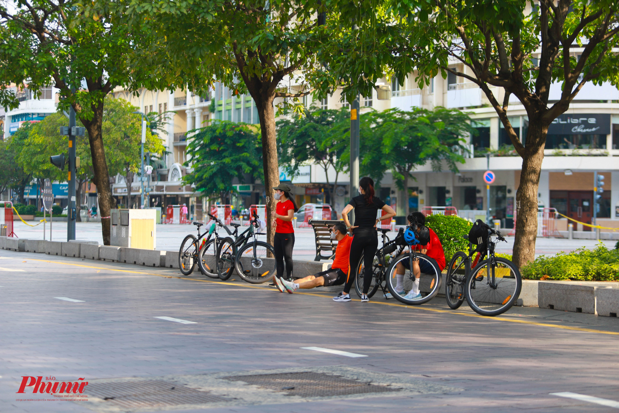 Nhiều nhóm tập trung thành đoàn di chuyển bằng xe đạp