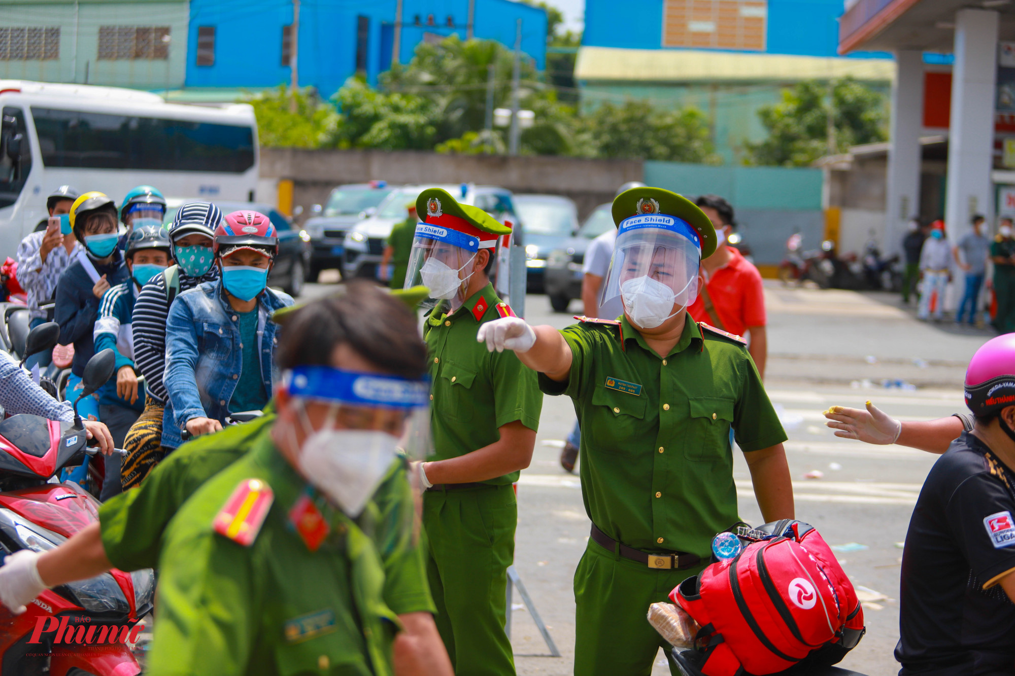 Do quá đông người, lực lượng chức năng phải làm việc hết công suất, nhắc nhở người dân bình tĩnh