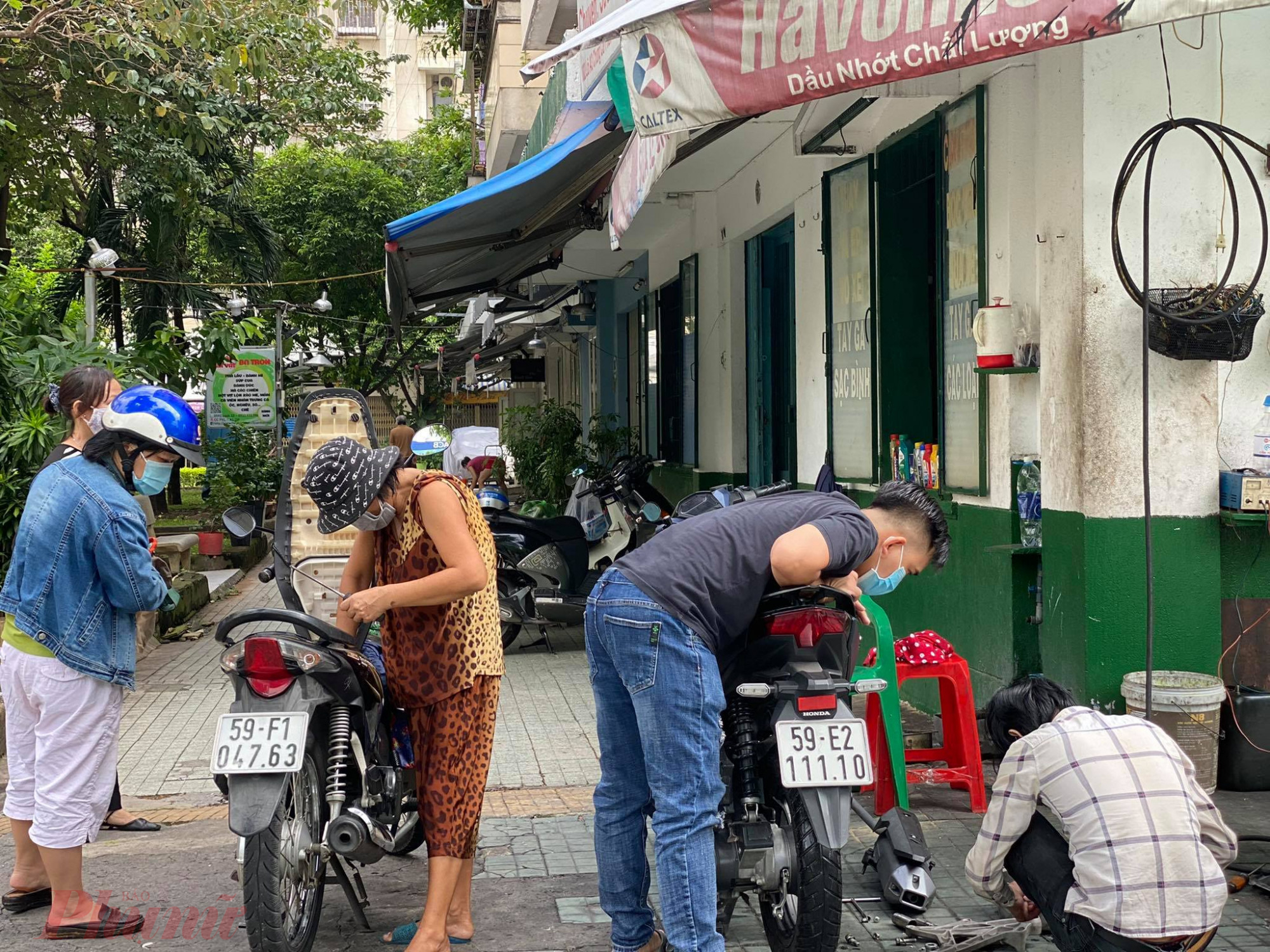 Tiệm sửa xe trên đường Phan Xích Long (quận Phú Nhuận) cũng khá đông khách kiểm tra bình ắc-quy, thay nhớt, bơm bánh xe,… vì lâu ngày không chạy.