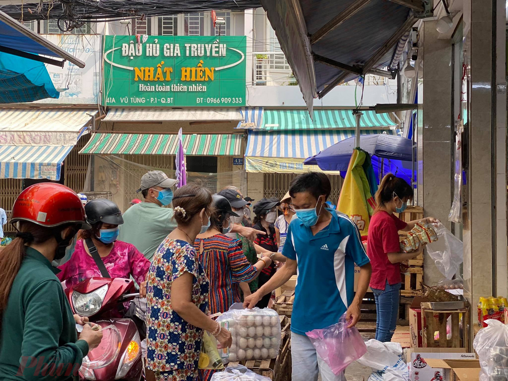 Khác mua tập trung đông trước các điểm bán