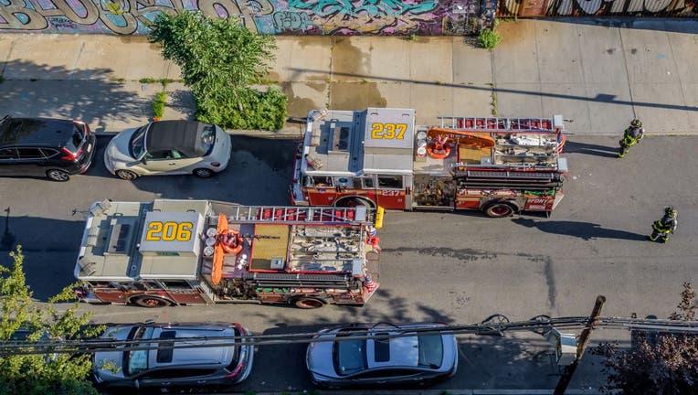 Sở Cứu hỏa Thành phố New York - FDNY ứng phó với trường hợp khẩn cấp về hỏa hoạn ở Bushwick