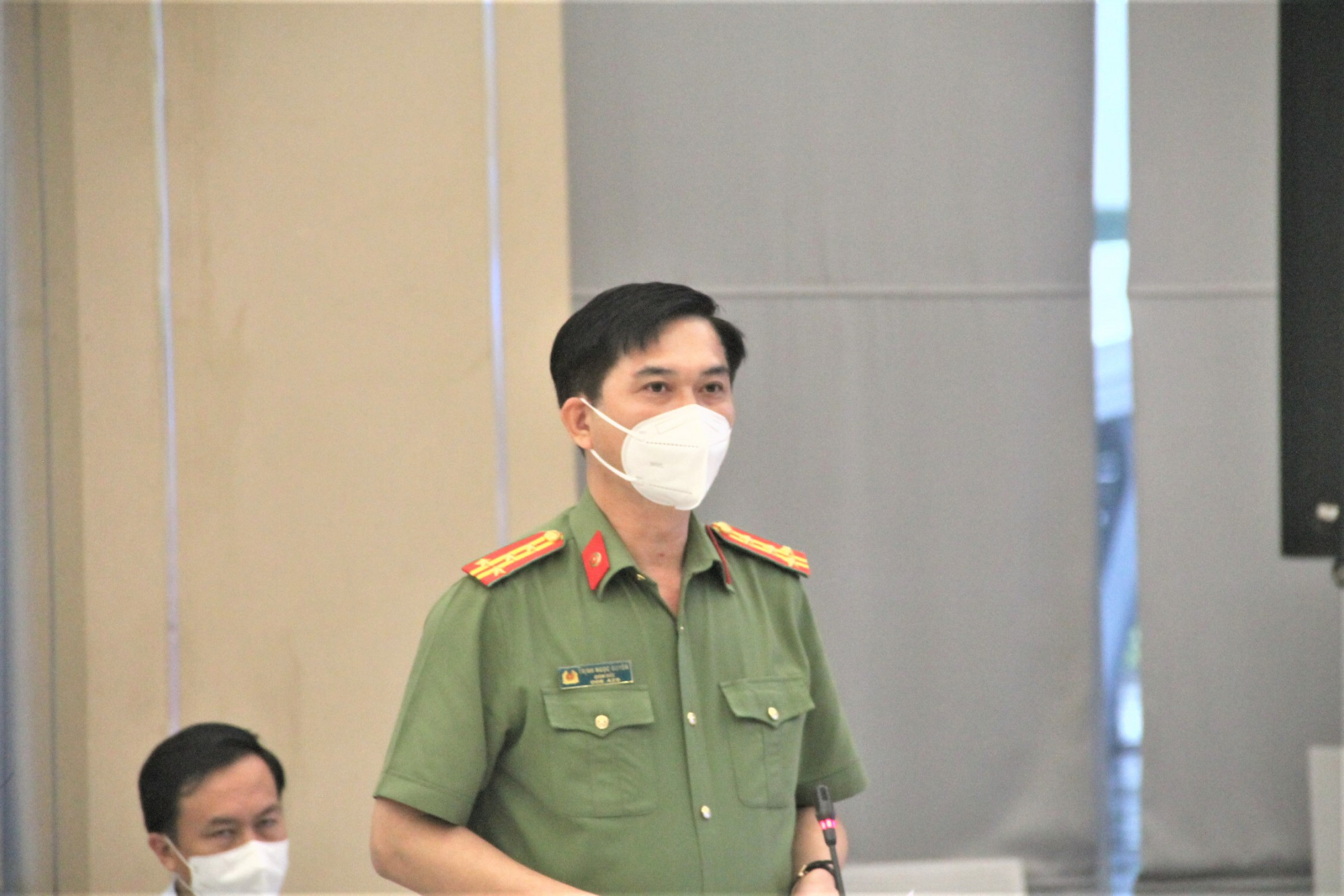 Đại tá Trịnh Ngọc Quyên thông tin vụ việc cho báo chí