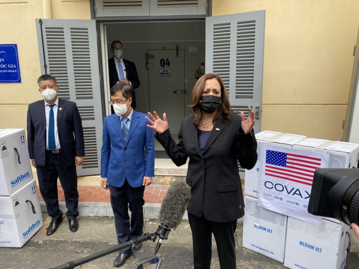 Phó Tổng thống Mỹ Kamala Harris thăm Viện Vệ sinh Dịch tễ Trung ương và gửi tặng các liều vắc xin tại Hà Nội ngày 26/8.. (Ảnh: Jenny Leonard)