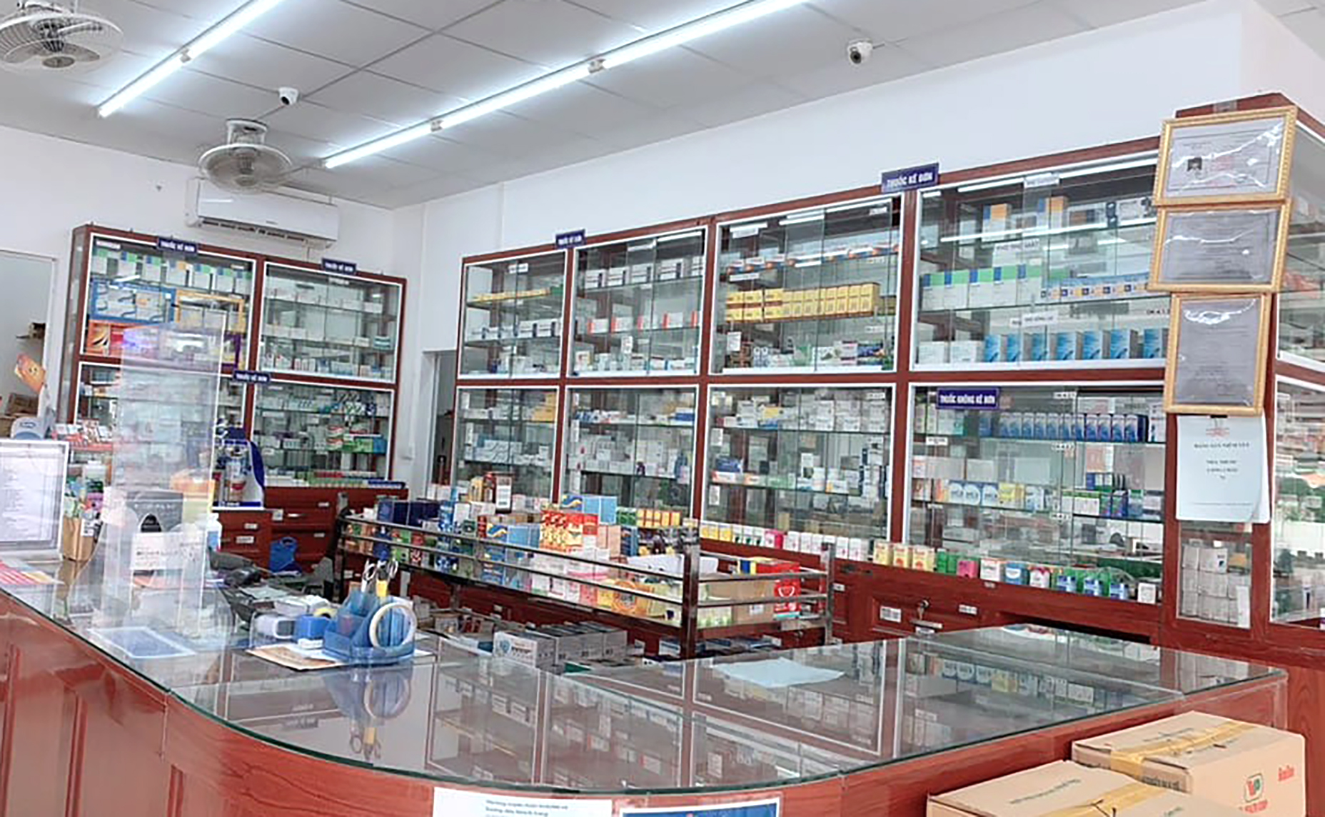 Hàng loạt nhà thuốc ở Nghệ An bị thu hồi giấy phép do bán thuốc ho nhưng không yêu cầu khách khai báo y tế