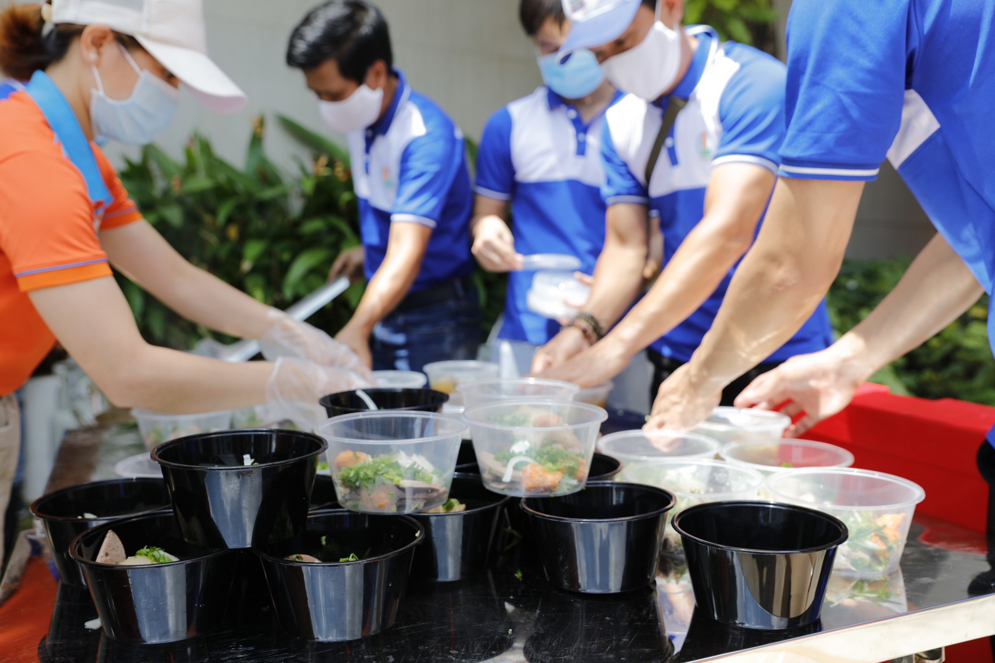 Các tình nguyện viên thuộc Kim Oanh Group không ngại vất vả tham gia tích cực công việc chế biến, phục vụ bữa ăn ngon, đủ chất gửi đến các bệnh viện tuyến đầu - Ảnh: Kim Oanh Group