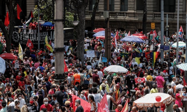 Một cuộc biểu tình chống lại Jair Bolsonaro ở Rio de Janeiro vào thứ Bảy. Ảnh: António Lacerda / EPA