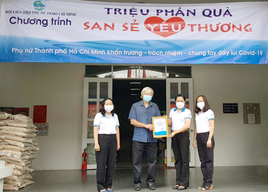 Đại diện Hội hữu nghị Việt - Séc tại TP.HCM trao 285 triệu đồng chăm lo trẻ em mồ côi do dịch COVID-19 cho Hội LHPN TP.HCM 