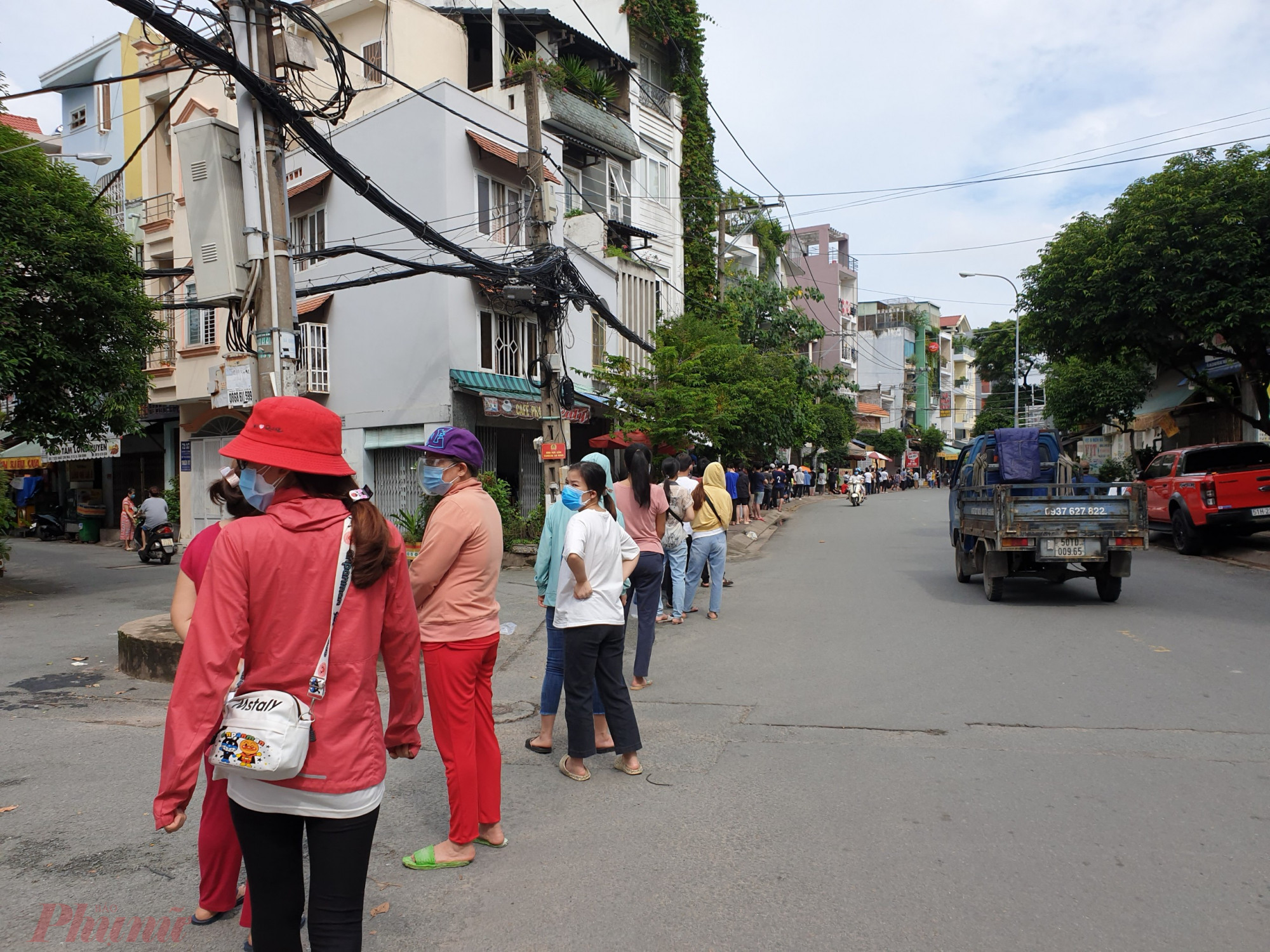 Hơn 6g sáng, người dân xếp hàng dài hơn cả cây số ở điểm tiêm tại quận Tân Bình