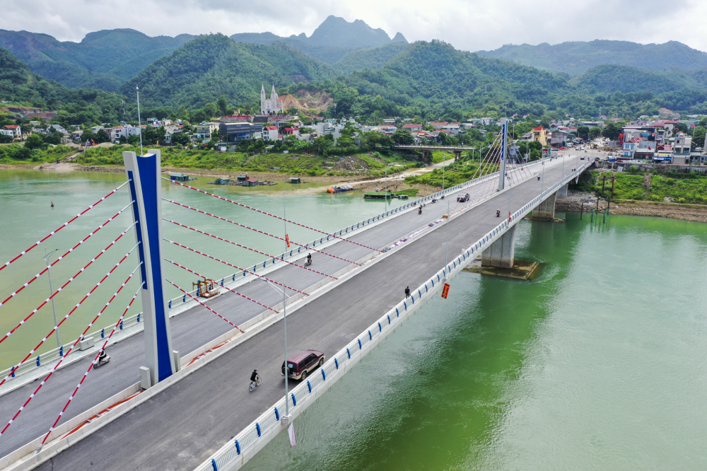 Cầu Hòa Bình 2 được khởi công vào cuối năm 2019 với mức đầu tư hơn 590 tỷ đồng; trong đó, riêng đầu tư xây lắp và thiết bị 400,9 tỷ đồng; chi phí giải phóng mặt bằng 79,17 tỷ đồng.
