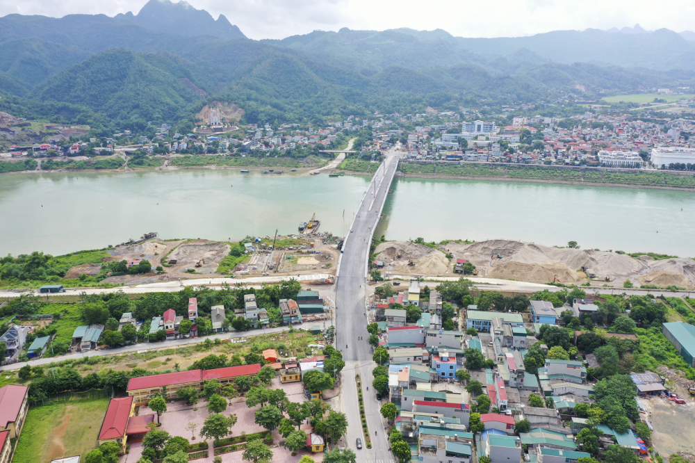  Cầu hòa bình nối 2 bờ sông Đà (khu vực phường Đồng Tiến nối với phường Thịnh Lang của TP.Hoà Bình). Khi hoàn thành, công trình tạo điểm nhấn đô thị, mở ra không gian phát triển đô thị rộng lớn khu vực bờ trái sông Đà.