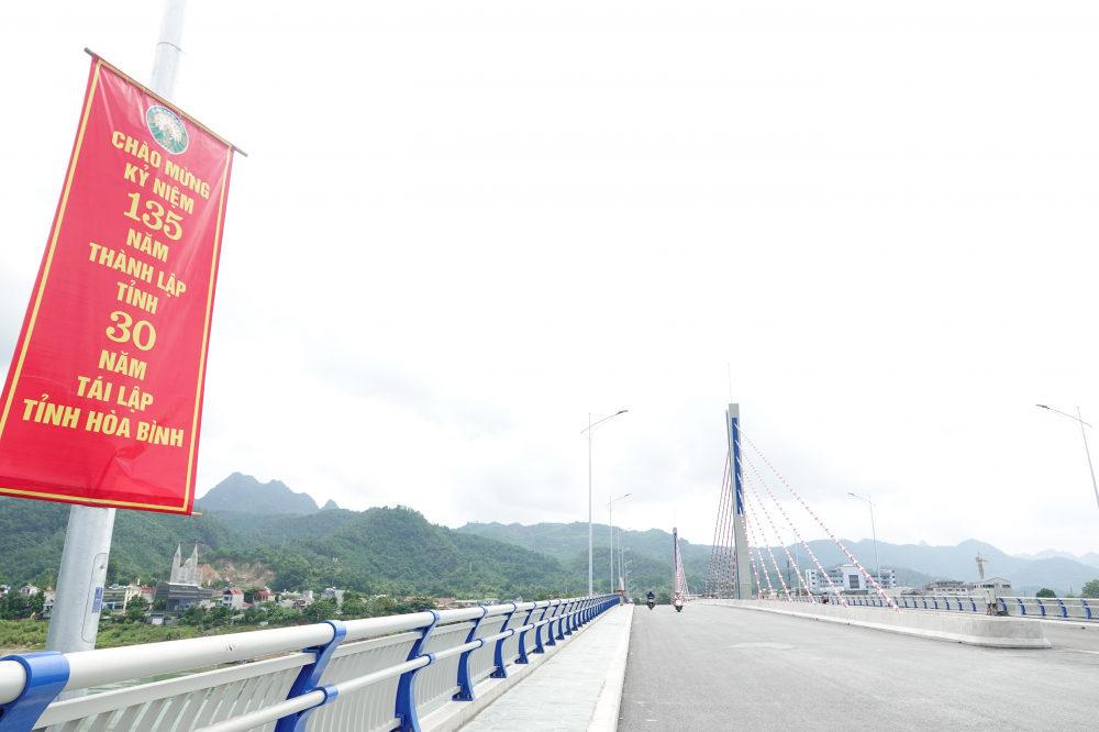 Cầu Hoà Bình 2 là công trình chào mừng 135 năm ngày thành lập tỉnh Hòa Bình.