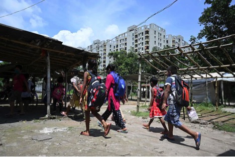 Trẻ em trên đường về nhà sau khi tham gia một lớp học do một tổ chức phi chính phủ tổ chức ở Tây Bengal