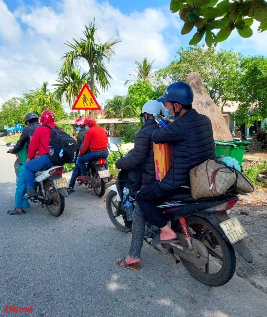 Sáng nay trên Quốc Lộ 1A đoạn qua huyện Phong Điền (Thừa Thiên - Huế) đoàn bà con quê ở Hà Giang cũng được người dân địa phương tặng thức ăn nhẹ để tiếp tục hành trình