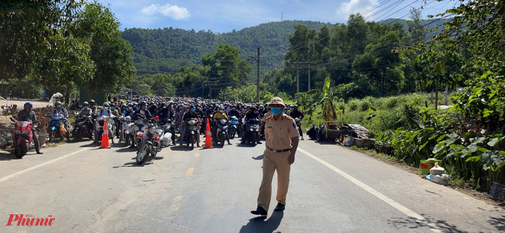Sáng nay, tại thị trấn Lăng Cô lực lượng CSGT Thừa Thiên -  Huế đã tổ chức phân luồng, dẫn đường đưa gần 2.000 về từ các tỉnh phía Nam ra khỏi địa phận Huế