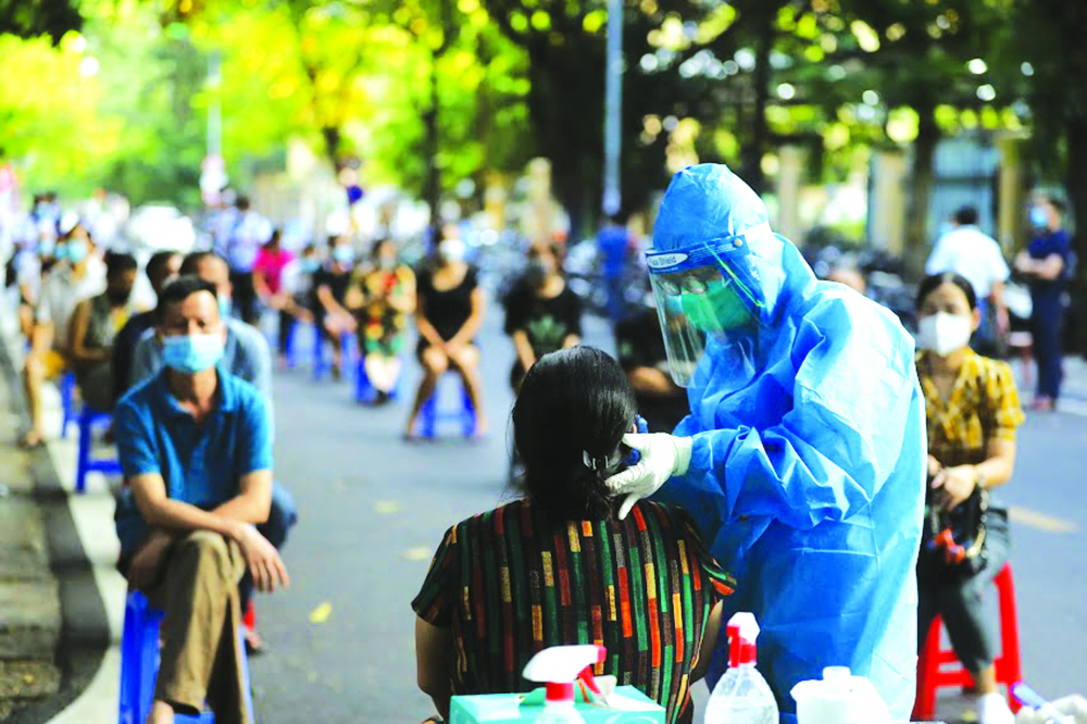 Xét nghiệm COVID-19 cho người dân sống quanh Bệnh viện Hữu nghị Việt Đức, Hà Nội ẢNH: BẢO KHANG