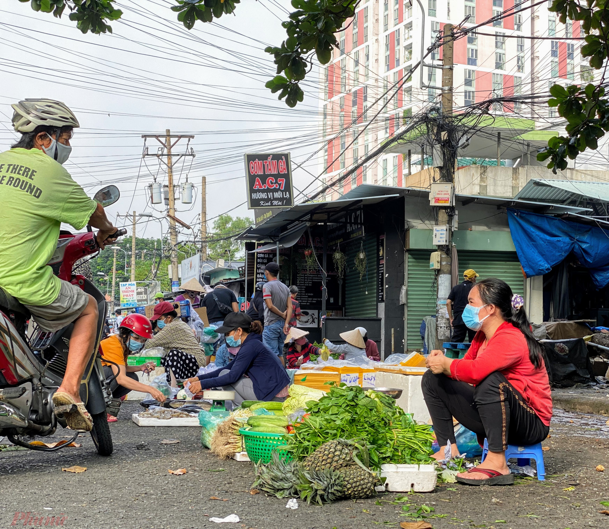 Chợ thường hoạt động nhộn nhịp trong buổi sáng, lượng hàng mỗi sạp không nhiều nhưng có đầy đủ các loại rau xanh, thịt, cá, thủy hải sản...