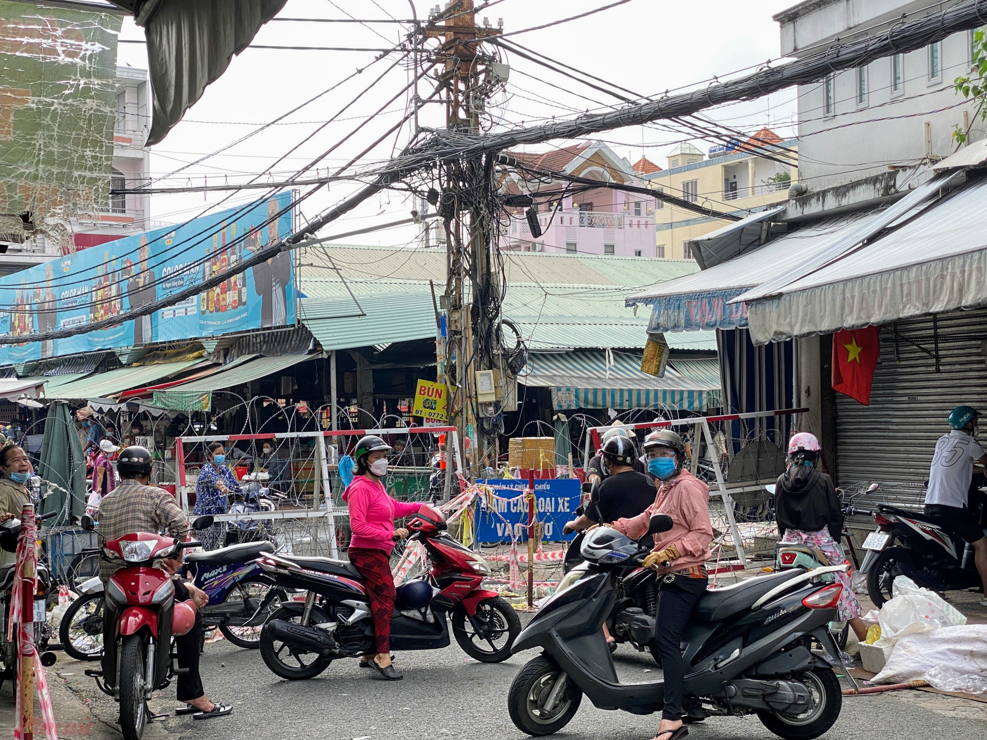 Trong khi lối vào chợ vẫn bị rào, chợ Bà Chiểu (quận Bình Thạnh, TPHCM) vẫn chưa mở hết để hoạt động, tuy nhiên tại các điểm bán tự phát đường Vũ Tùng, 